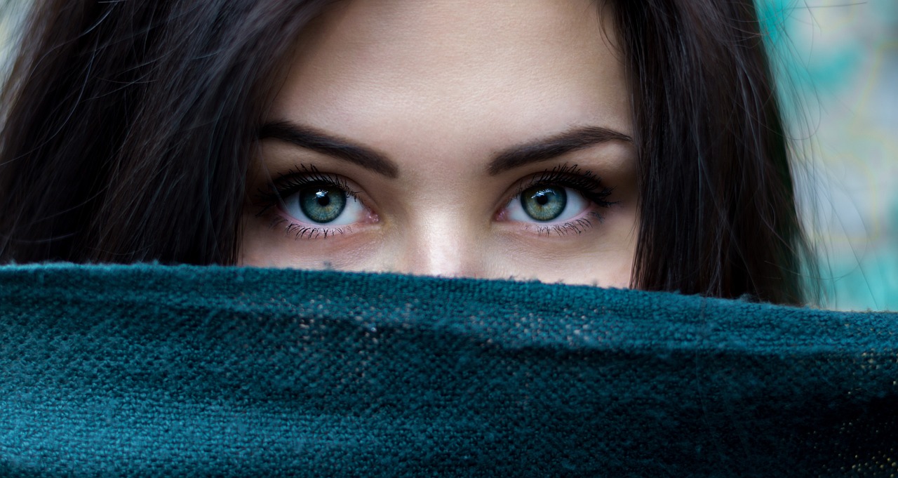 女试管代生的孩子左眼皮上有痣（女试管代生的孩子左眼皮长痣）